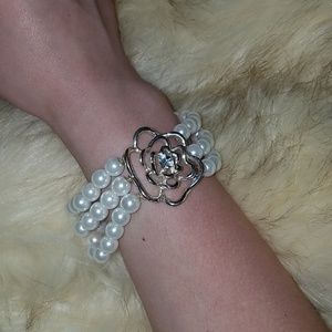 Pearl & flower bracelet